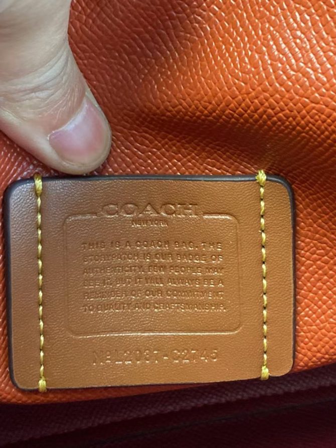 Coach Classic Logo Pattern Leather Shoulder Bag - Timeless Elegance for Women