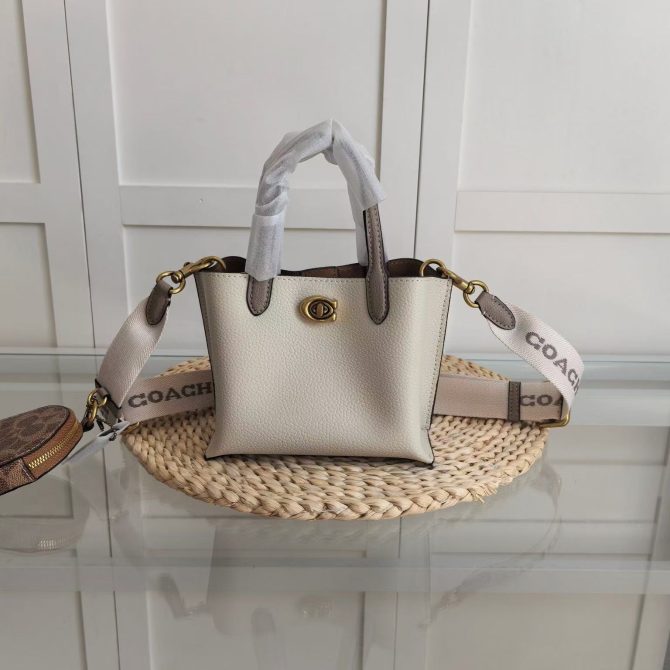 COACH White Women's WILLOW 18 White Tote Bag